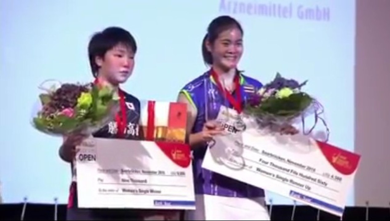 รับรางวัล..แชมป์_รองแชมป์หญิงเดี่ยว แบดมินตันบิตเบอร์เกอร์ 2015