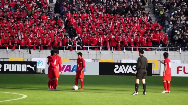 Des lycéens japonais inventent une combinaison sur coup franc