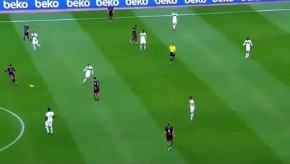 Messi invente Encore Un Nouveau Dribble Magique