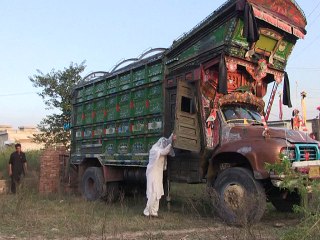 Pakistan: une nouvelle génération de conductrices en deux-roues et en camion
