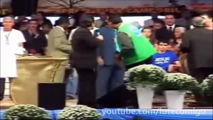 Pr Marco Feliciano cobrando dinheiro de um tetraplégico e fiéis