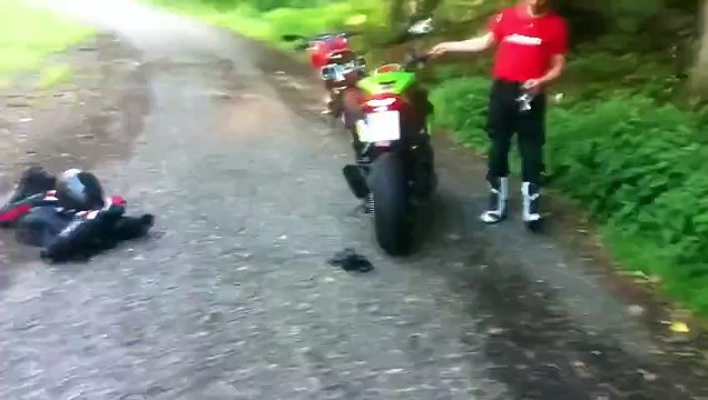 Ducati Monster vs Kawasaki Z1000 - Egzos Sesi - Araba Tutkum