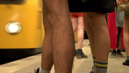 Berlinenses comemoram o Dia sem calças no metrô