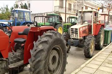 Βγήκαν τα τρακτέρ στη πλατεία της Ανθήλης