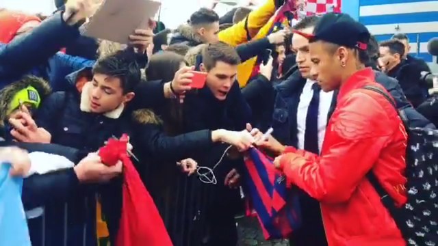 Craques do Barcelona chegam a Zurique para a Bola de Ouro