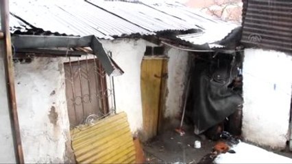 Yaşlı Çiftin Çatısı Akan Evde Güç Yaşamı