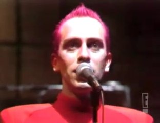 #DavidBowie - #TVC15 on SNL (1978) - Bowie wears a man-dress! Can't forget this outrageous performance!