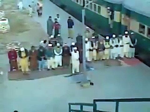 Des voyageurs musulmans font la prière dans une gare