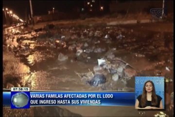 Lodo y piedras ingresan a viviendas tras una lluvia en Riobamba