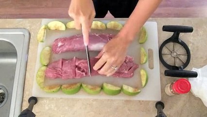 Elle ajoute des tranches de pommes dans son filet de porc... le résultat est fantastique.