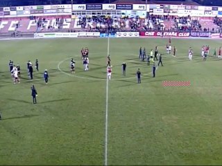 Χαιρετισμός στον κόσμο μετά τη ληψη & δηλώσεις Βέρτζου (Πανσερραϊκός-ΑΕΛ 2015-16)