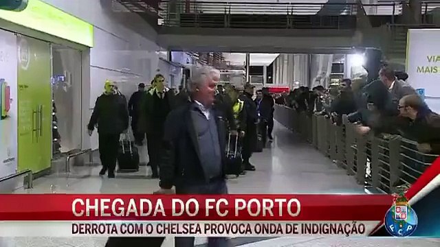 Adeptos portistas tentam agredir Lopetegui na chegada ao aeroporto.
