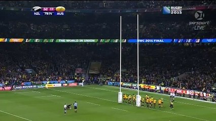 Dan Carter passe une transformation du pied droit en finale de la Coupe du monde 2015