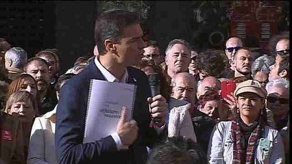 Sánchez firma ante gente su programa electoral con el compromiso de cumplirlo