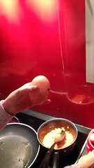 Vous ne devinerez jamais ce que cette mère de famille a trouvé dans cet oeuf géant !