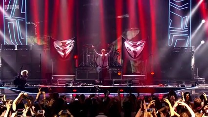 5SOS Michael Clifford falls off stage at Radio 1 Teen Awards