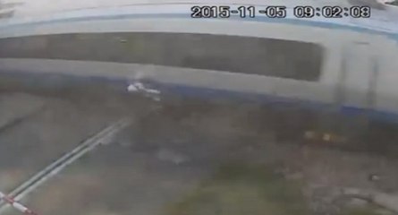 Cycliste vs train : il s'en sort par miracle