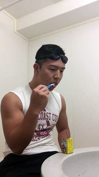 Technique d'un Japonais pour se laver les dents