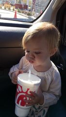 Une petite fille chante Hello