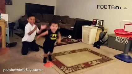 Descargar video: These kids are born to play football - Talented kids compilation