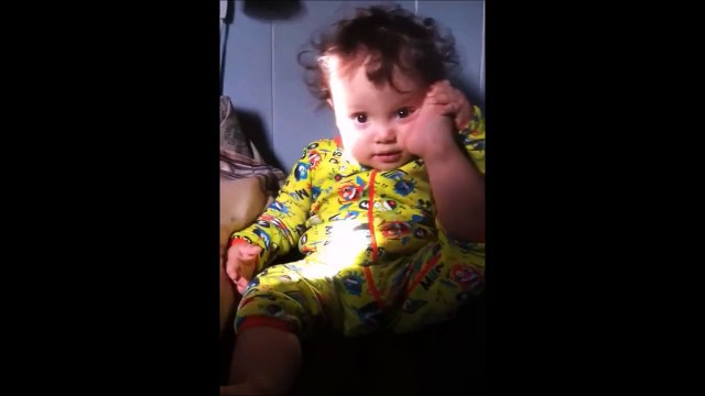 Pas besoin d'iPhone quand on a un pied... Bébé trop marrant