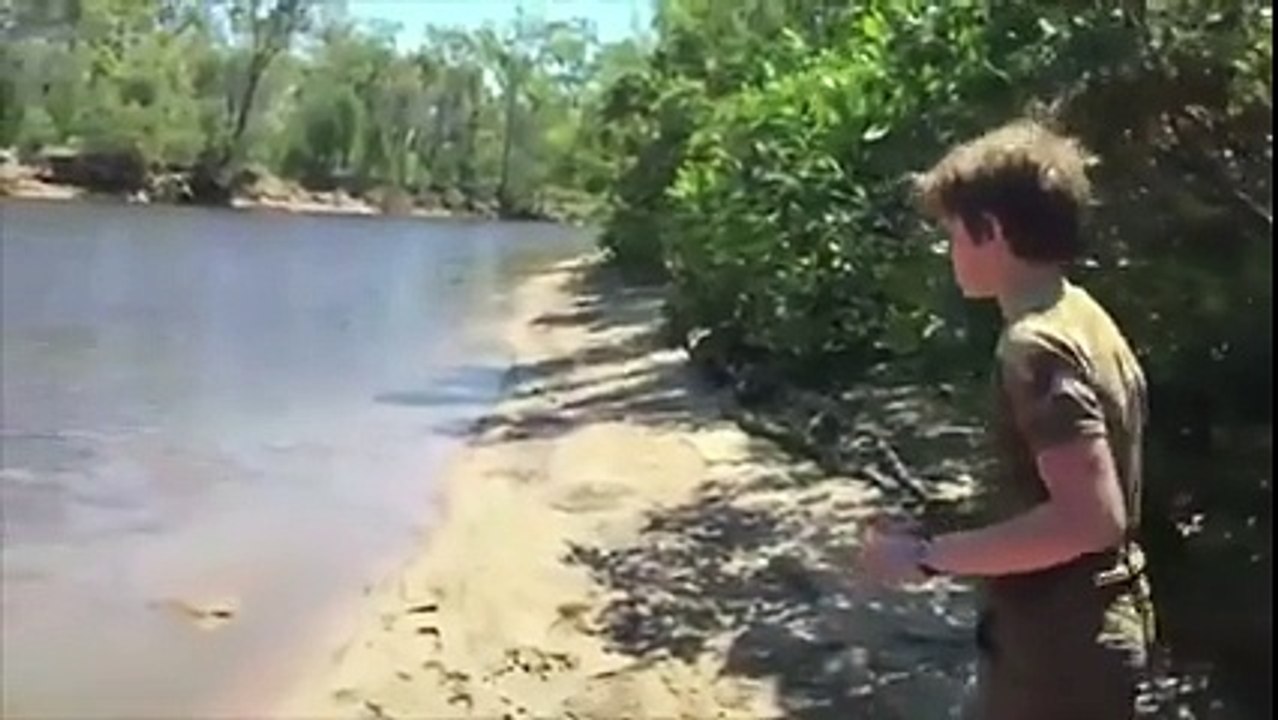 Menino de 12 anos gosta de acampar ir beijar a natureza
