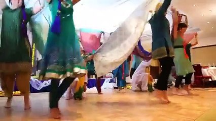 لندن میں انگریز لڑکیوں کا پاکستانی شادی پر ڈانس دیکھیں۔۔۔