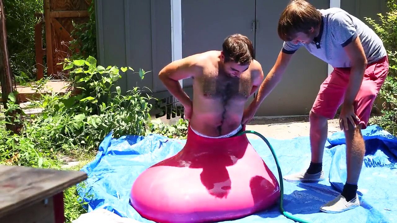 Un homme dans un énorme ballon d'eau (The Slow Mo Guys)