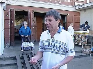 Une dame galère avec son sac à roulettes