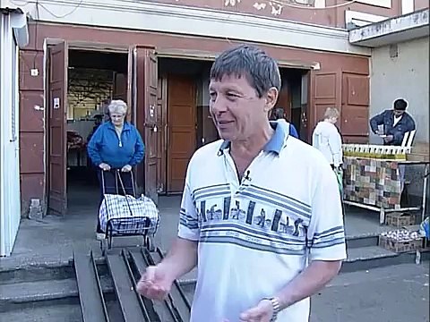Une dame galère avec son sac à roulettes