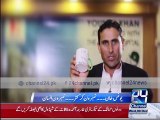 Younis khan gives a mug as a gift to his Indian fan
