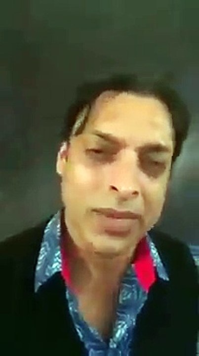 Shahrukh khan Kiss Shoaib Akhtar