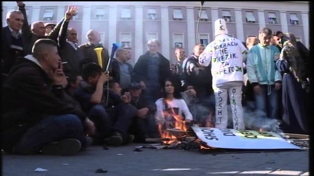 Protesta e opozitës. Policia ndalon 5 persona për dëmtim të pronës publike