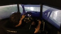 Ce pilote de Rallye pro joue à DIRT Rally sur un simulateur et bat le record du jeu !