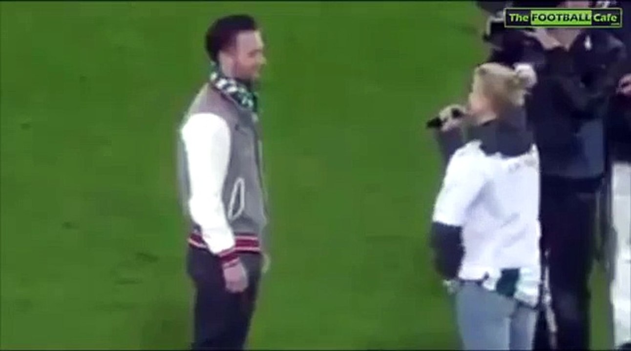 Elle demande son homme en mariage sur un terrain de foot et le type se barre en courant ! PTDR !