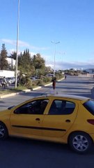حصان هارب يحدث الفوضى امام مقر وزارة الخارجية