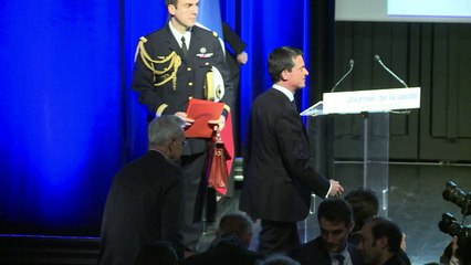 Valls: l'extrême droite veut revenir "avant 1905" sur la laïcité