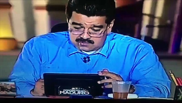 Presidente de Venezuela Nicolás Maduro lee un mensaje al aire donde lo critican