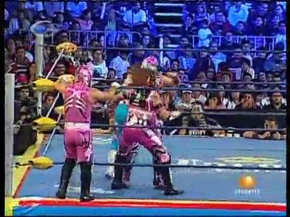01 Los Mini Vipers vs. Mascarita Divina, Mini Charly Manson & Octagoncito