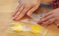 Ele coloca ovos num saco plástico com fecho, e depois... UAU! Magnífico! Que ideia de génio!