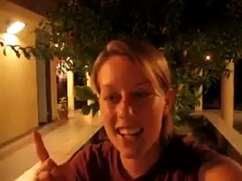 فتاة امريكية تحب سماع الاذان