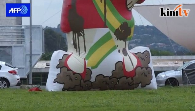 Guna patung Rouseff desak letak jawatan