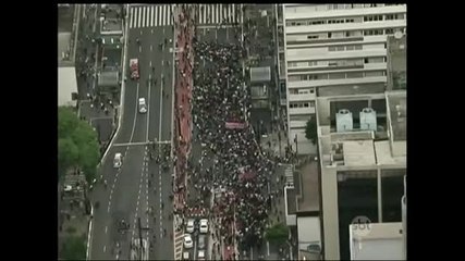 Estudantes fecham a Avenida Paulista em protesto contra a reorganização escolar