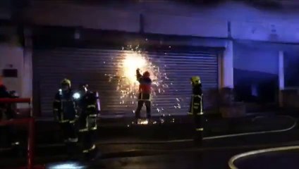 Un ancien bâtiment commercial désaffecté en proie aux flammes rue Lamendin à Vermelles ce jeudi 10 décembre
