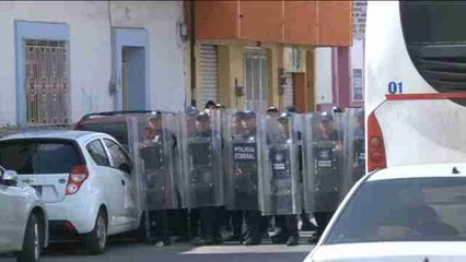 Canje de docentes por policías durante una protesta en México