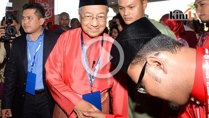 Laungan 'Hidup Tun' dan lagu Inilah Barisan Kita iringi Tun M
