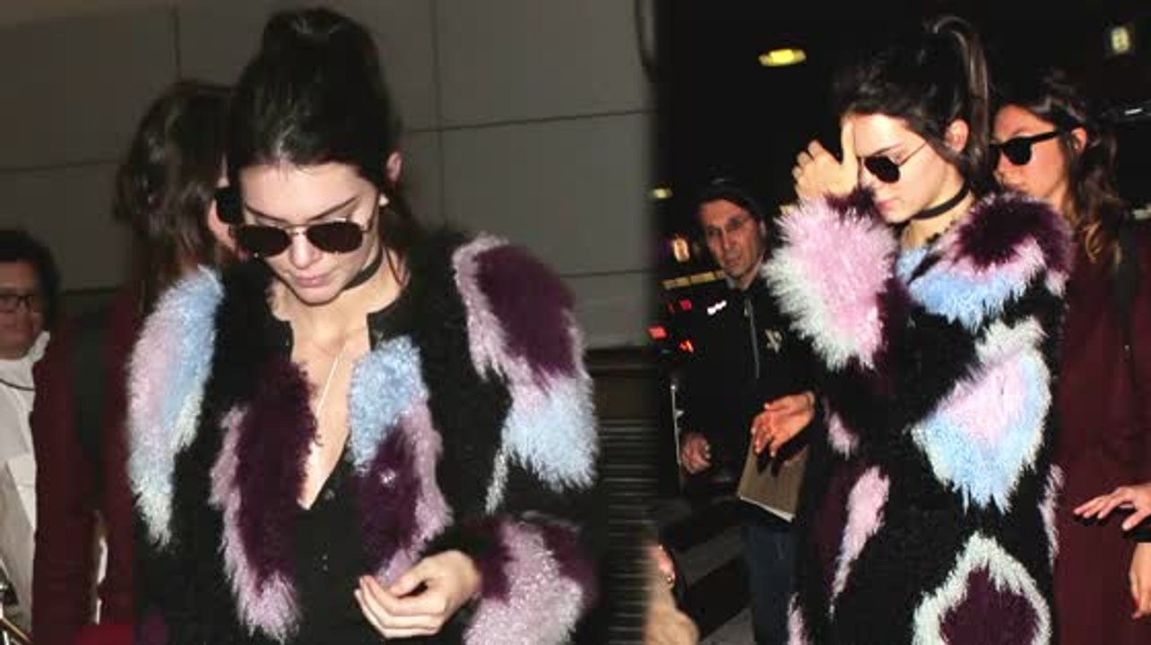 Kendall Jenner wird am Flughafen mit Fragen über Saint West bombardiert
