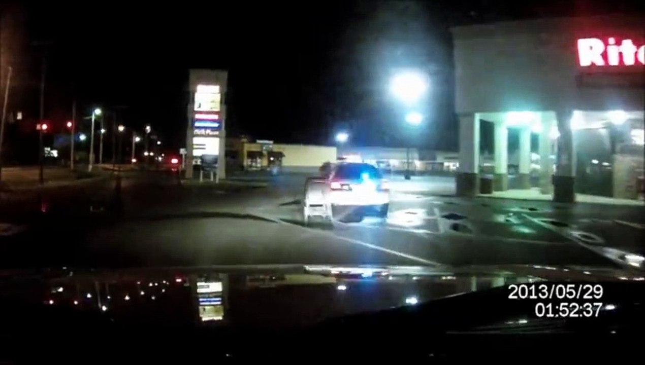 Des voitures de police aide un magasin à récupérer ses caddies