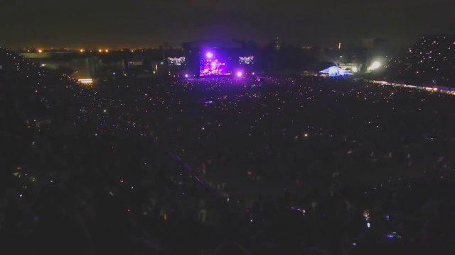 Les fans de Pearl Jam créent des jeux de lumières avec leurs briquets pendant le concert