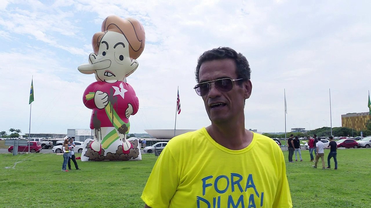 Boneca de Dilma em Brasília